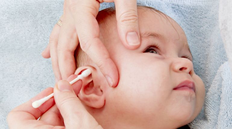 Обработка ушного канала ребенка