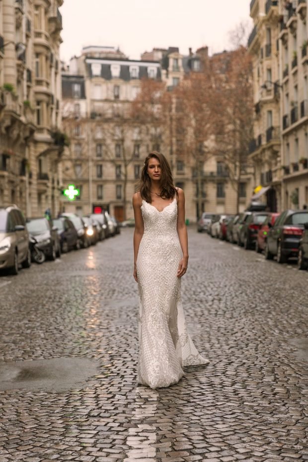 свадебное платье с открытой спиной: белое ажурное вид спереди тонкие лямки