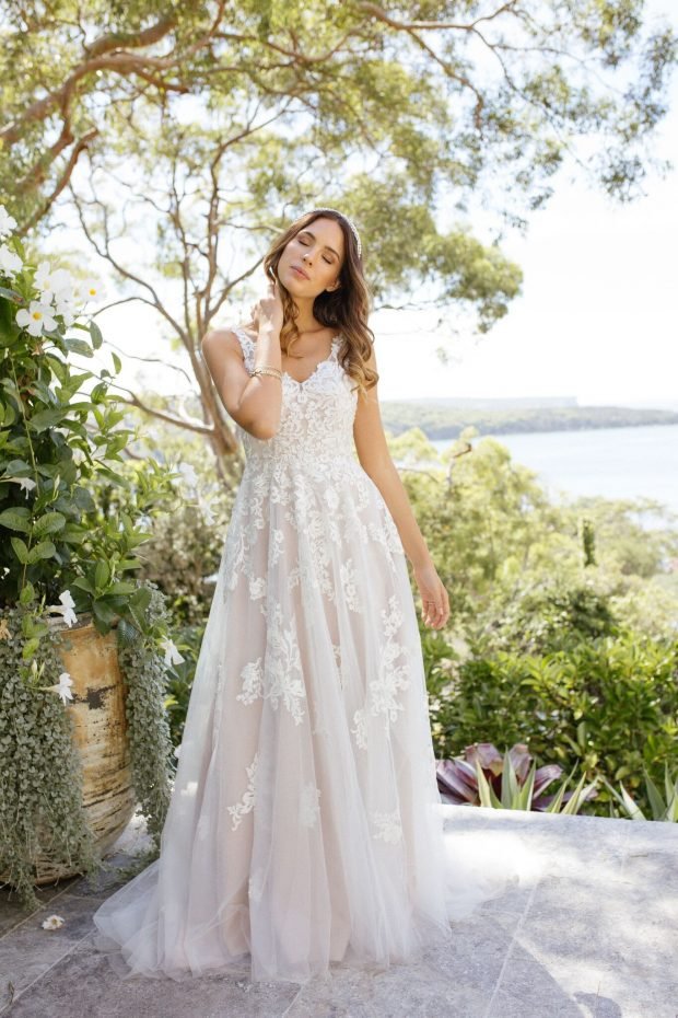 свадебное платье с открытой спиной: белое на лямках вид спереди