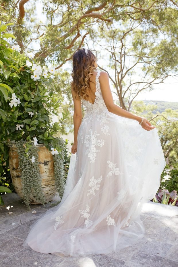 свадебное платье с открытой спиной: белое на лямках вид сзади