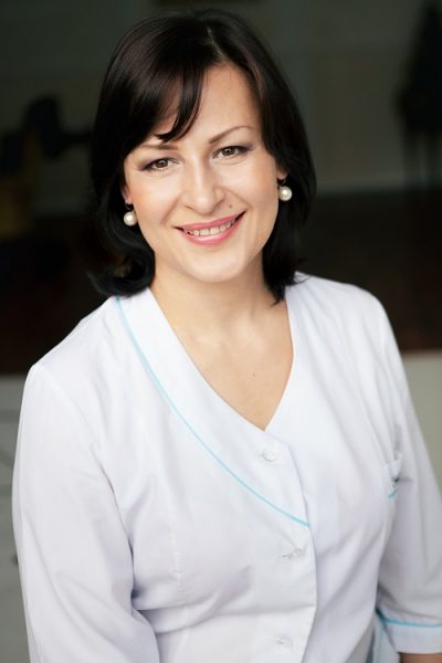Маргарита Левченко улыбается в белом халате