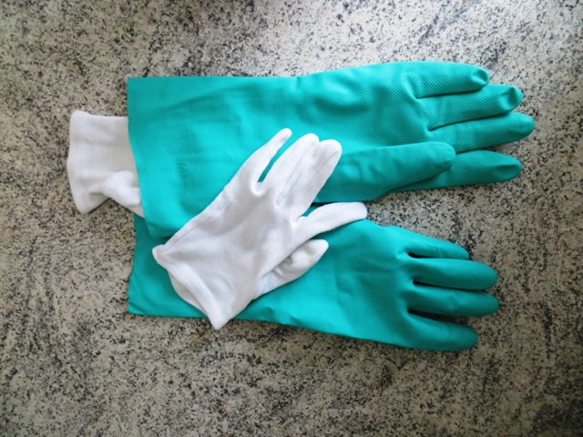 При работе с химией нужны перчатки