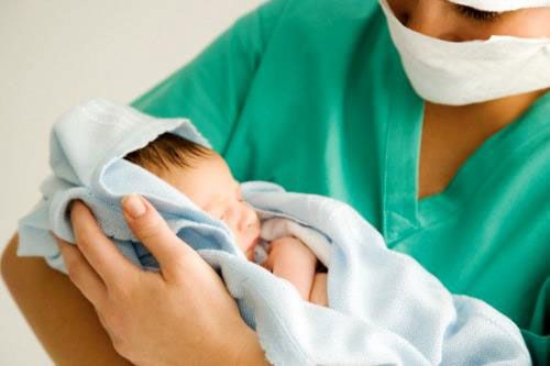 Младенец на руках у врача