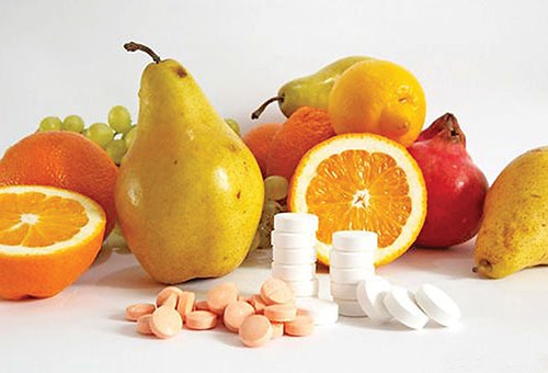 Витамины - фрукты и таблетки