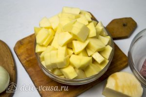 Картофельная запеканка с соусом: Отварить картофель
