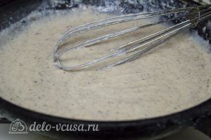 Картофельная запеканка с соусом: Постепенно вливать в соус молоко