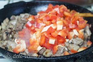 Картофельная запеканка с соусом: добавить к мясу перец и жарить до готовности