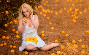 девушка и апельсины