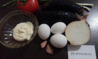Шаг 1: Подготовьте продукты для салата: баклажаны, лук, вареные яйца, помидор, соль, майонез, сметану и чеснок.