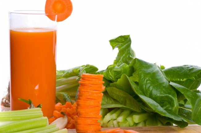 Морковный сок – содержит пектиновые вещества, которые очищают кишечник и нормализуют пищеварение, богат бета-каротинами, необходимыми для синтеза витаминов, имеет в составе биофлавоноиды, которые предотвращают жировое перерождение печени