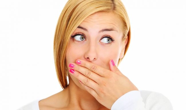 Горечь во рту, возникающая обычно по утрам, часто появляется у людей от 40 лет. Причиной её возникновения может быть, как возрастные изменения вкусовых рецепторов, воспалительные процессы в ротовой полости, хронические заболевания внутренних органов