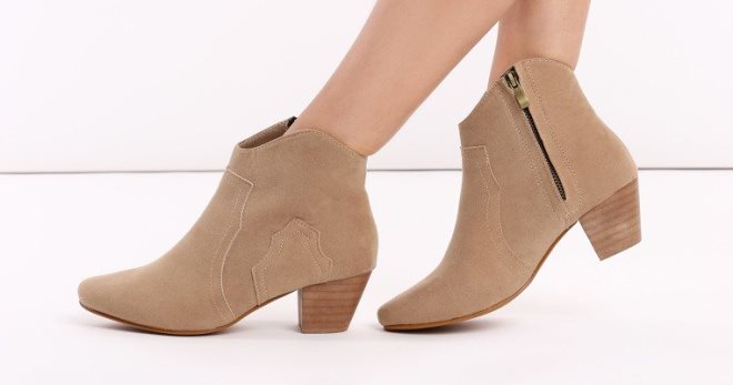 Бежевые ботильоны – классическая обувь для модных женских образов