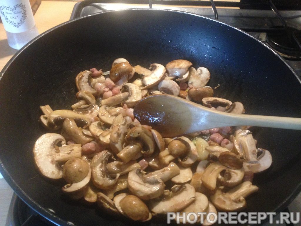 Фото рецепта - Картофельная запеканка с грибами и соусом Бешамель - шаг 3